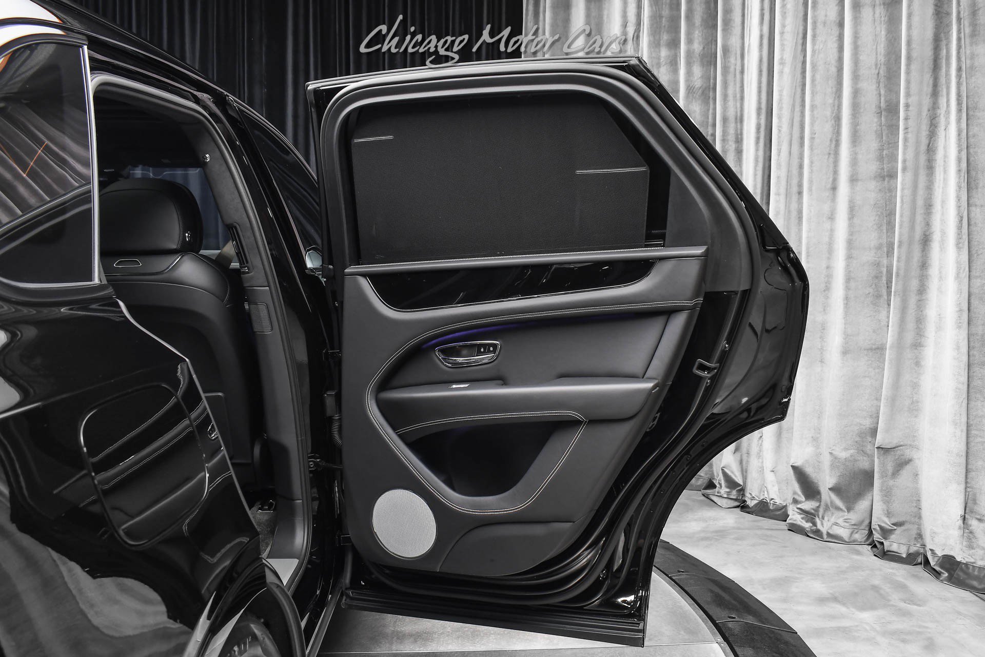 Used 2023 Bentley Bentayga Plug-In Hybrid image 38