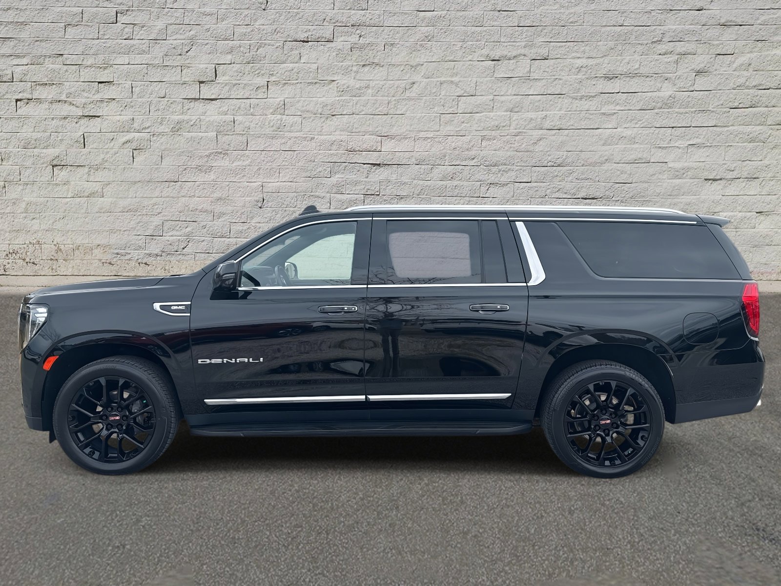 Used 2023 GMC Yukon XL Denali AWD/4WD image 2
