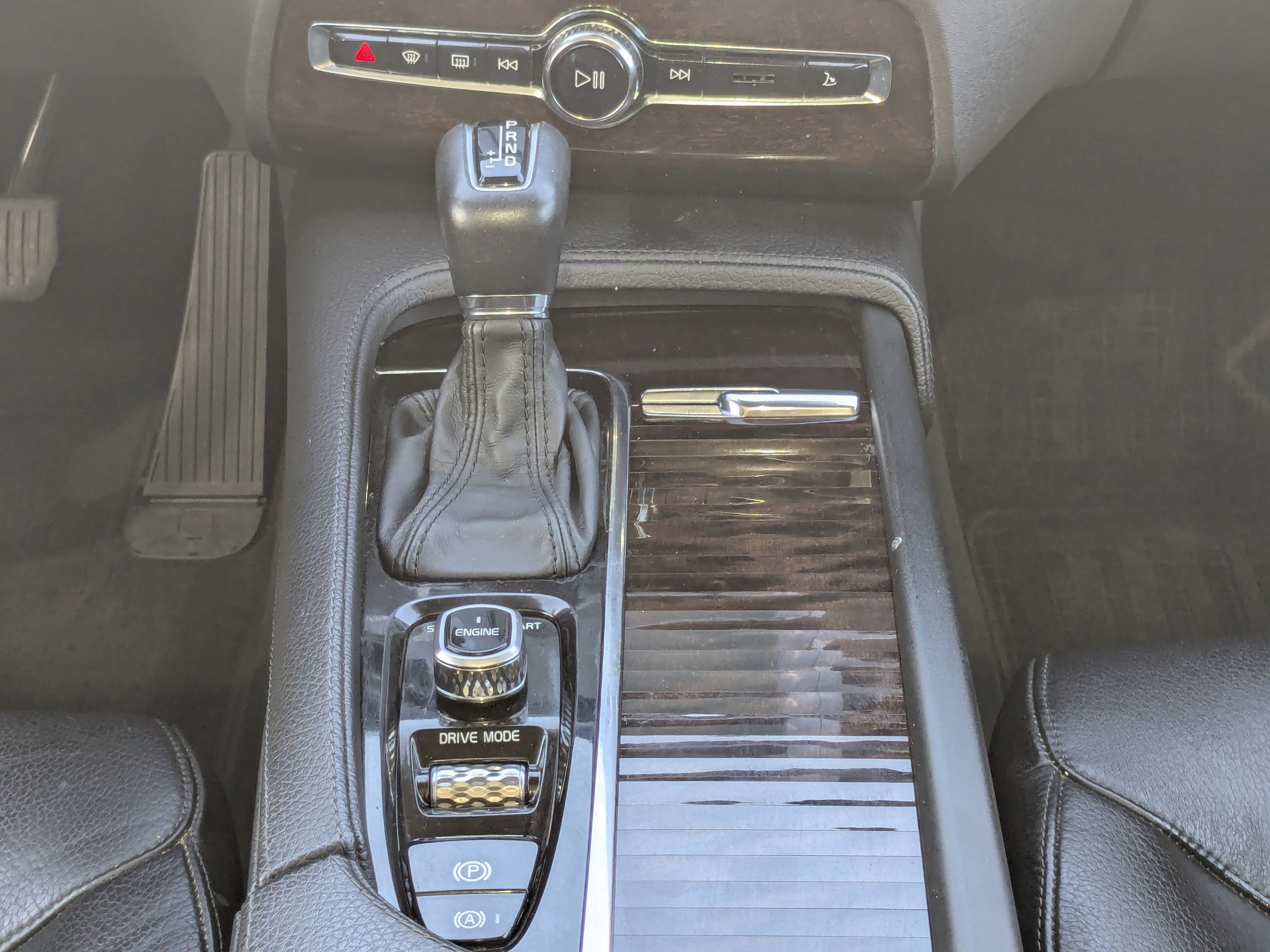 Used 2017 Volvo XC90 T6 Momentum w/ Vision Package image 25