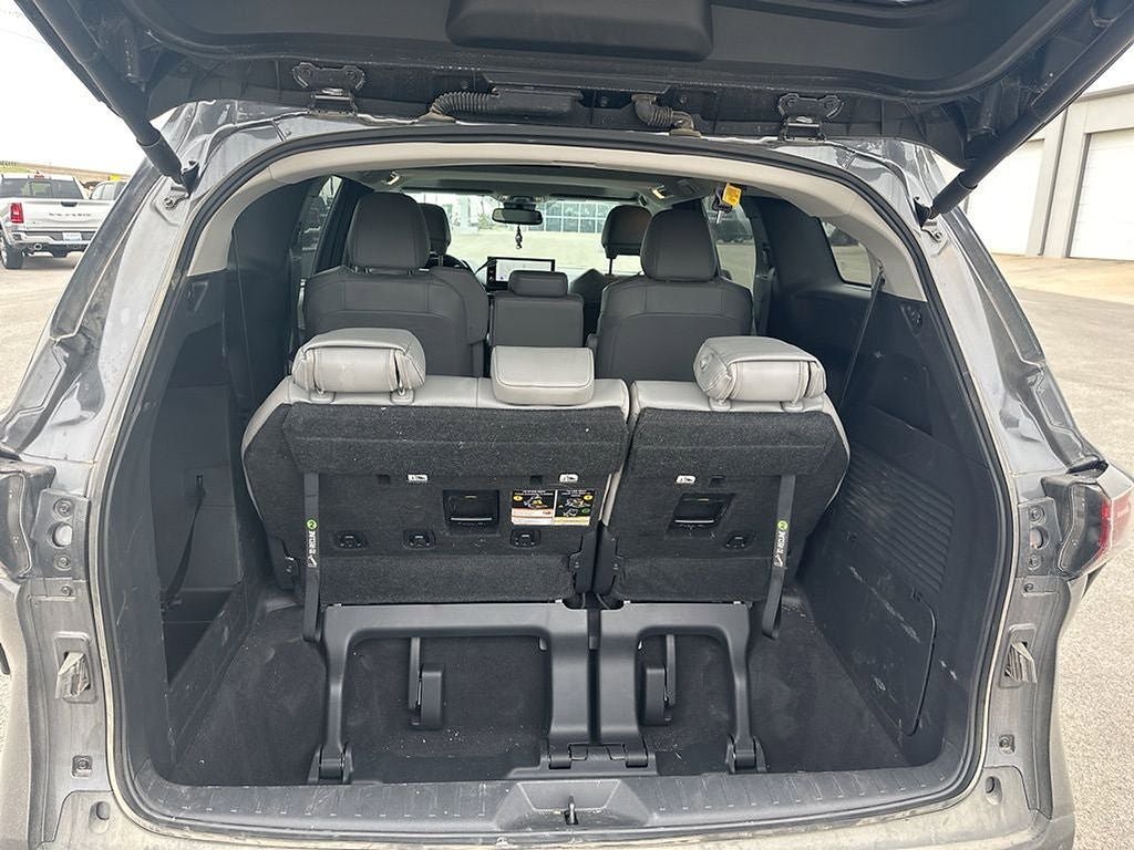 Used 2025 Toyota Sienna XLE FWD image 7
