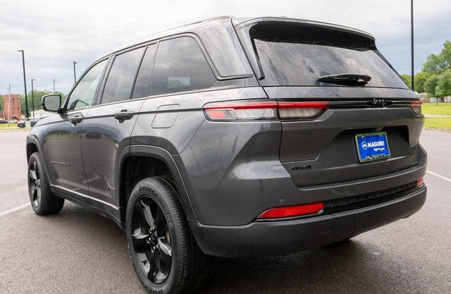 Used 2024 Jeep Grand Cherokee Altitude AWD/4WD image 8