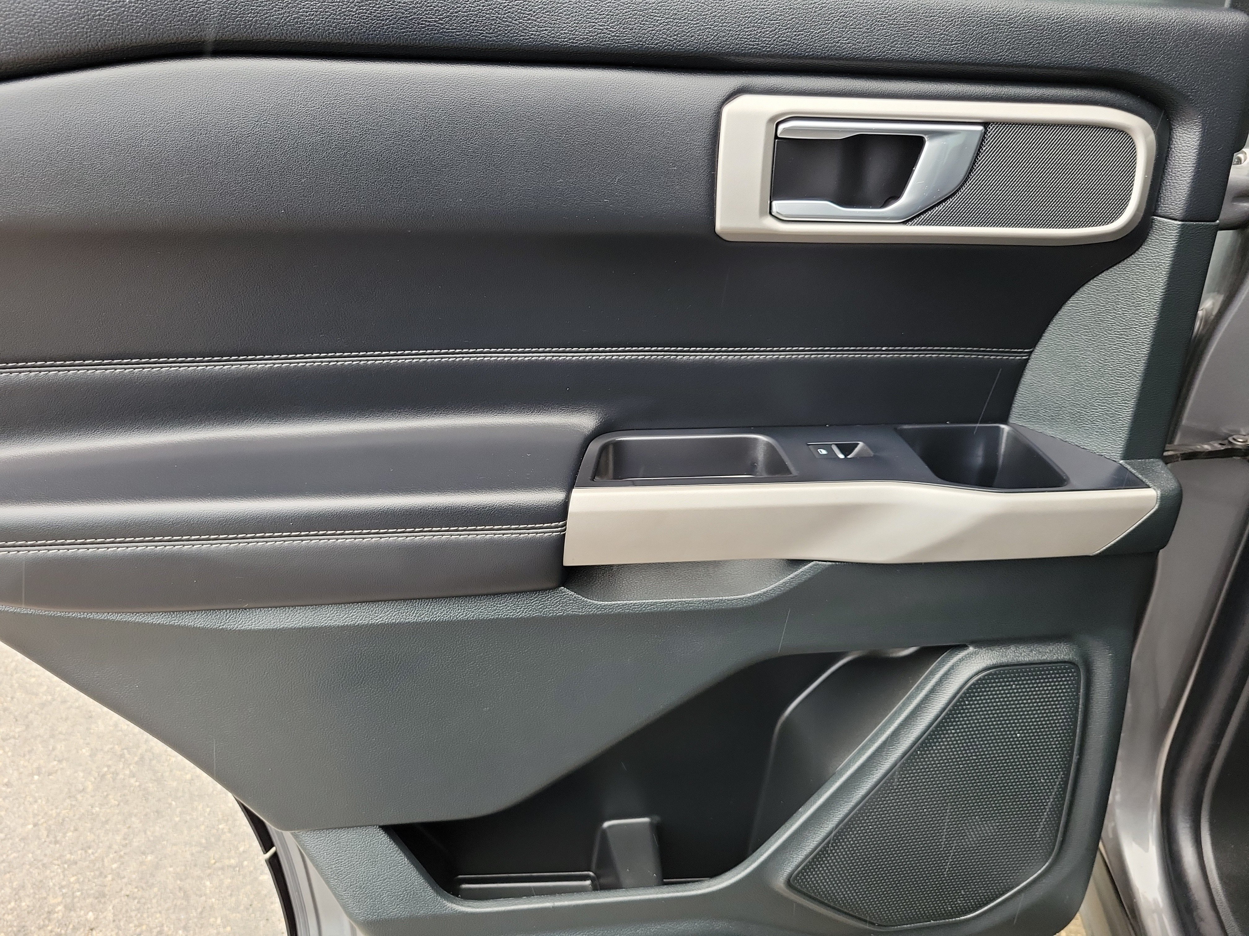 Certified 2024 Ford Explorer XLT RWD image 30