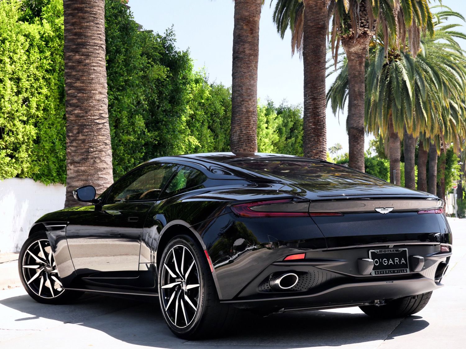 Used 2020 Aston Martin DB11 Coupe image 2