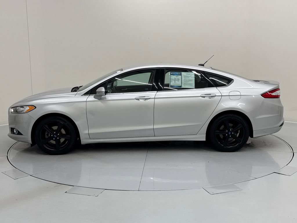 Used 2016 Ford Fusion SE FWD image 2