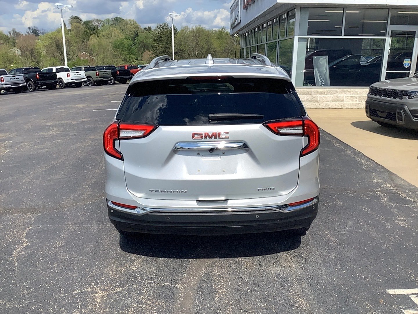 Used 2022 GMC Terrain SLT w/ Infotainment Package II AWD/4WD image 4