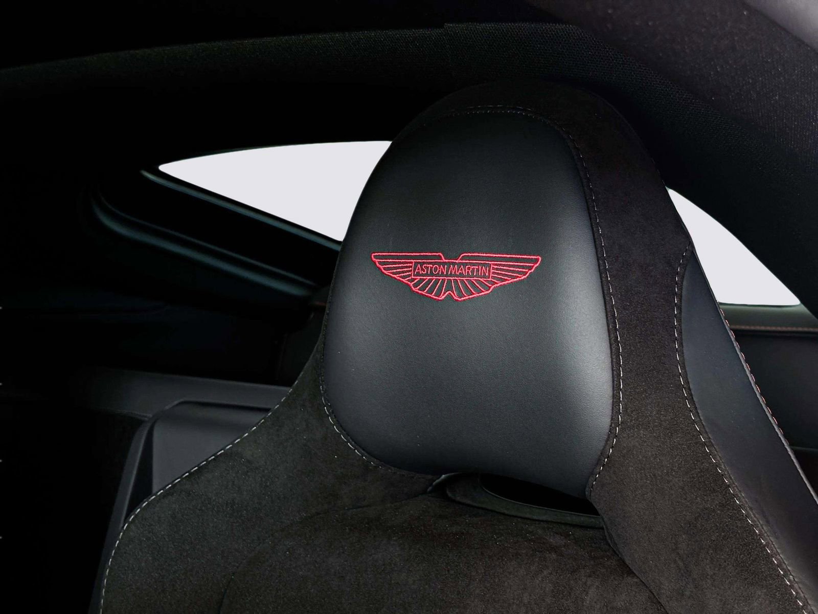 Used 2025 Aston Martin V8 Vantage Coupe image 14