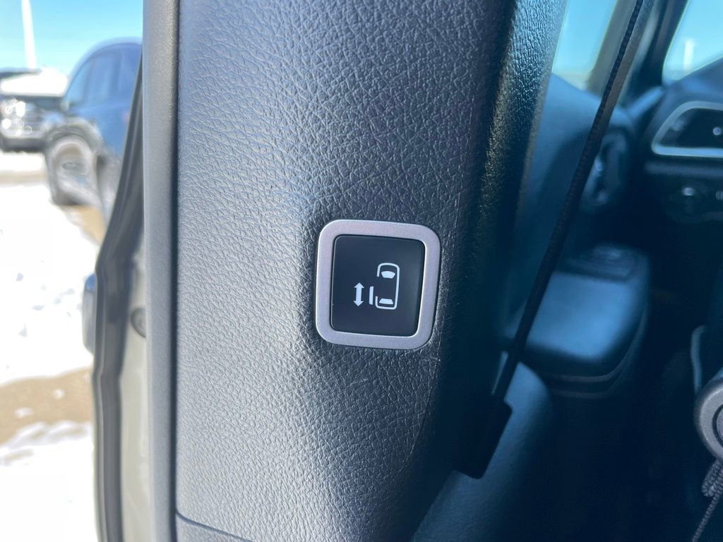 Used 2025 Chrysler Pacifica Limited image 58