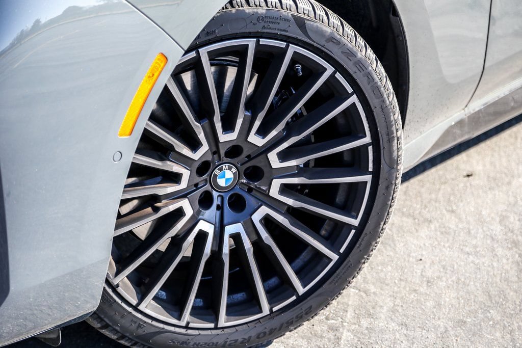 Used 2025 BMW 760i xDrive w/ Executive Package AWD/4WD image 9
