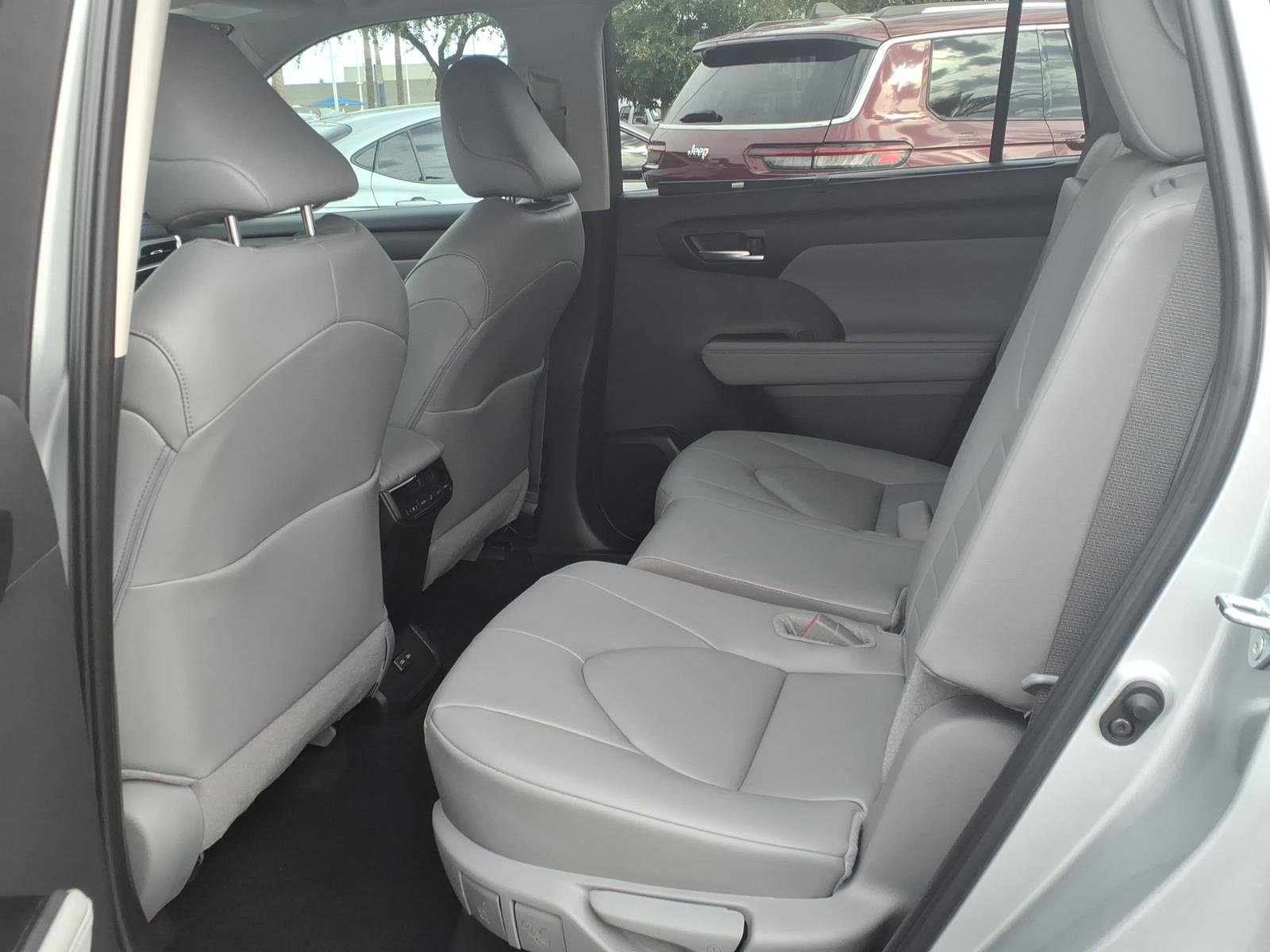 Certified 2025 Toyota Highlander XLE FWD image 10