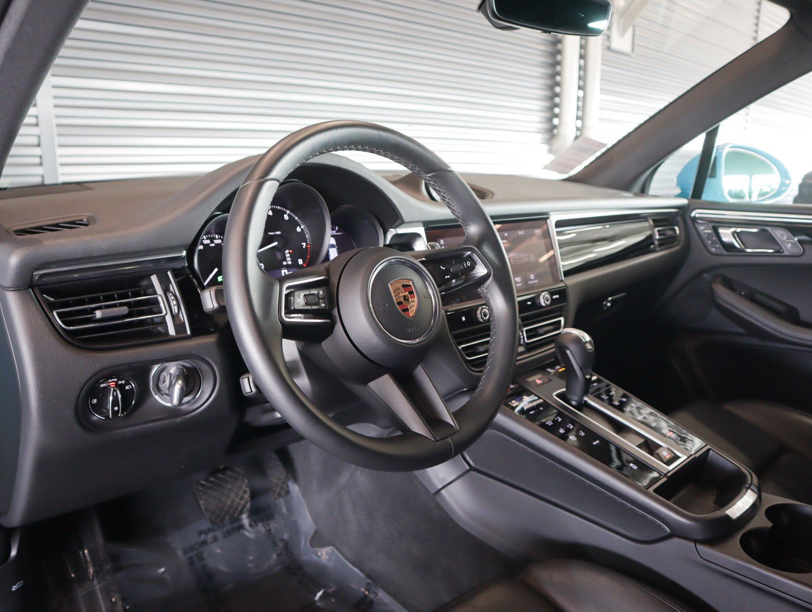 Certified 2022 Porsche Macan image 4