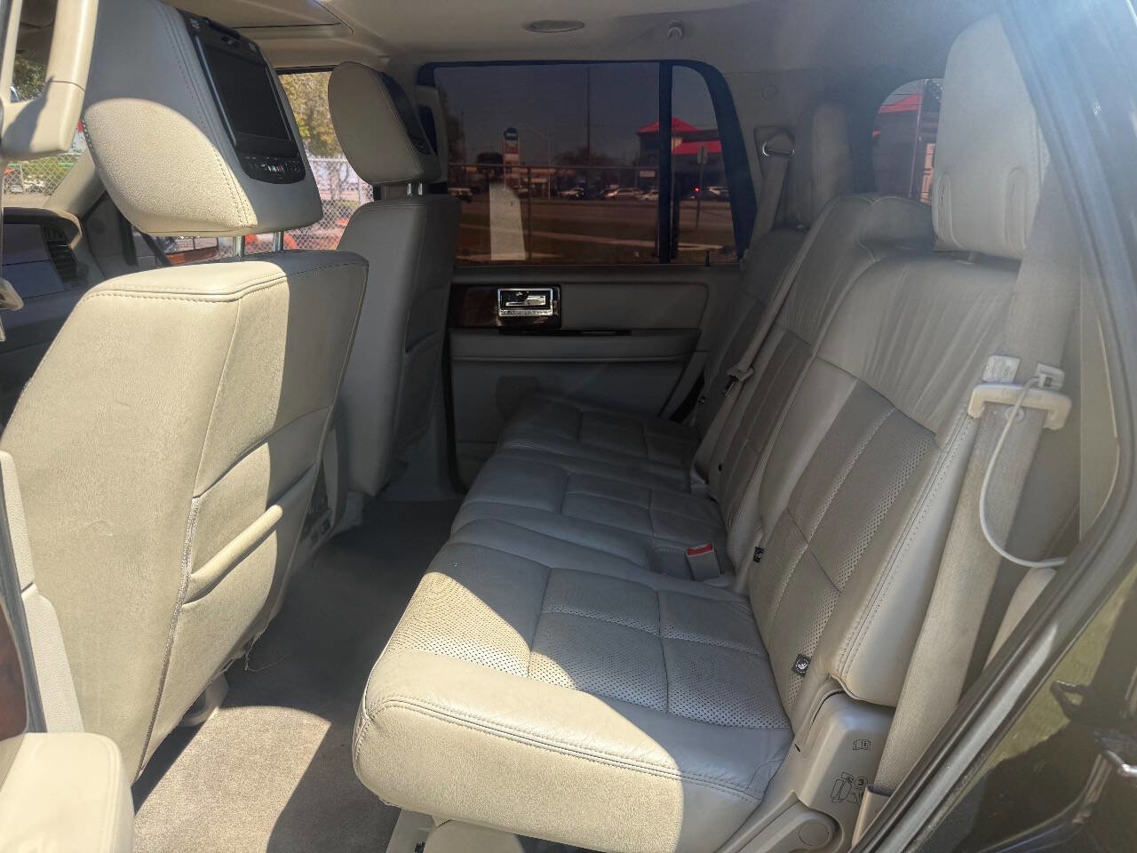 Used 2012 Lincoln Navigator Base 4x2 4dr SUV image 6