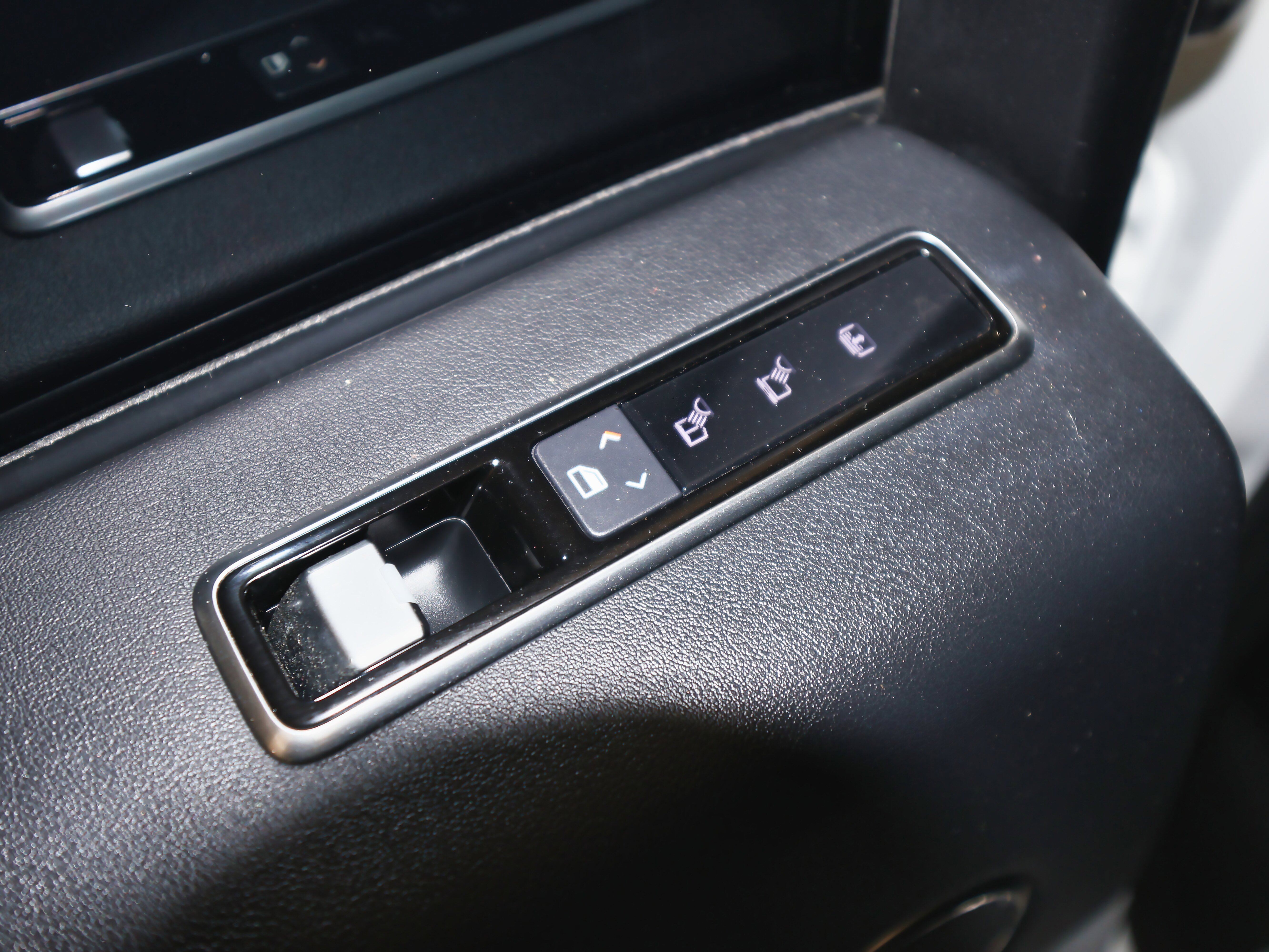 Used 2020 Land Rover Range Rover HSE image 28