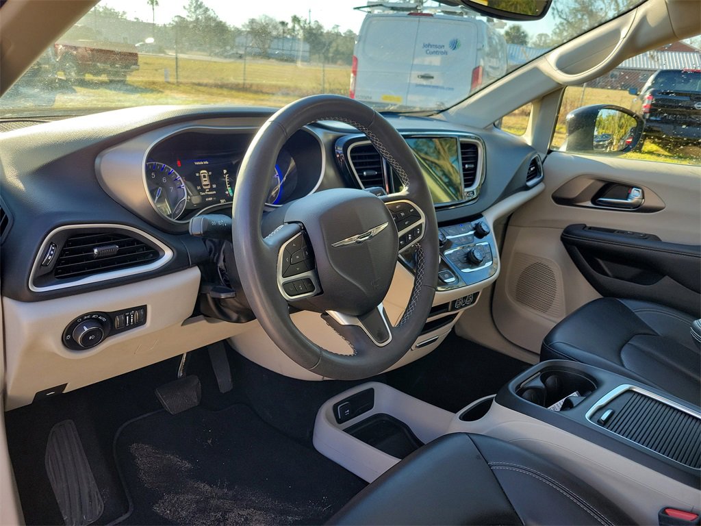 Used 2023 Chrysler Pacifica Touring-L image 13
