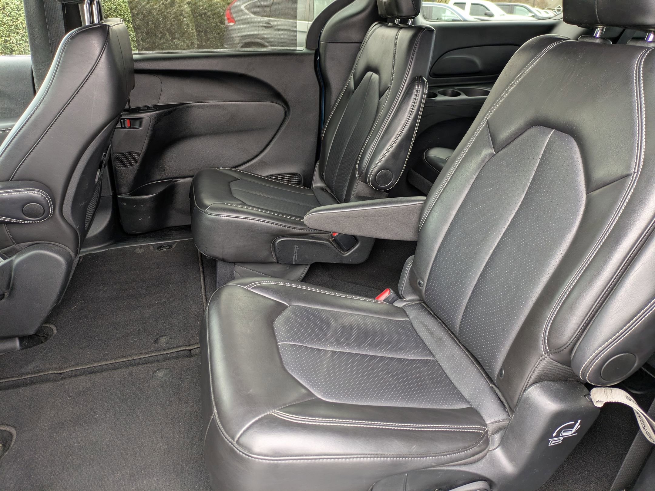 Used 2025 Chrysler Pacifica Select image 33