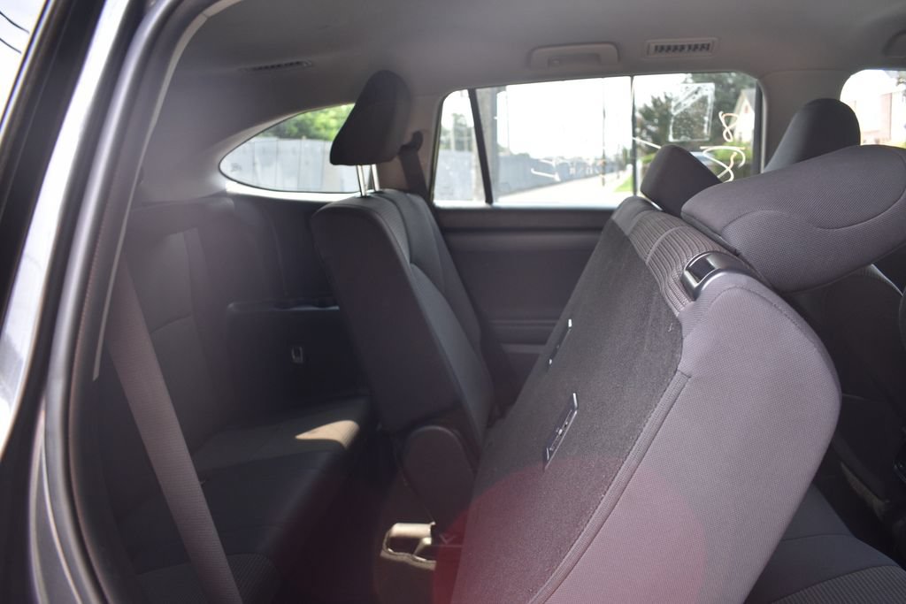 Used 2025 Toyota Highlander LE FWD image 31