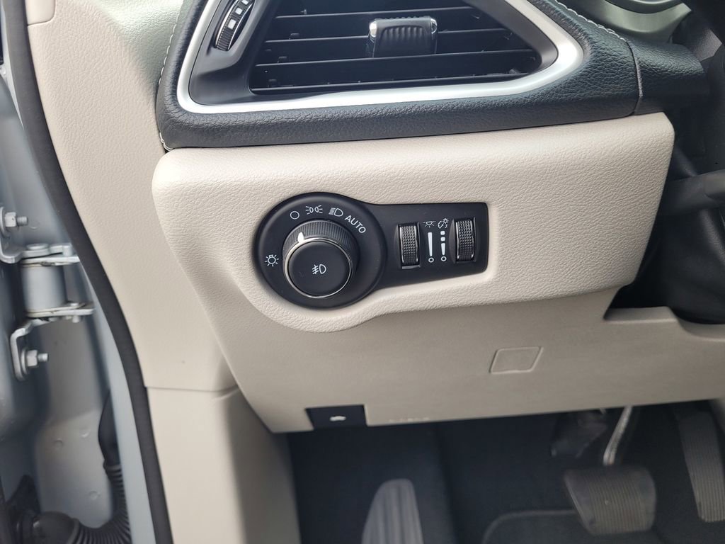 Used 2024 Chrysler Pacifica Select image 25