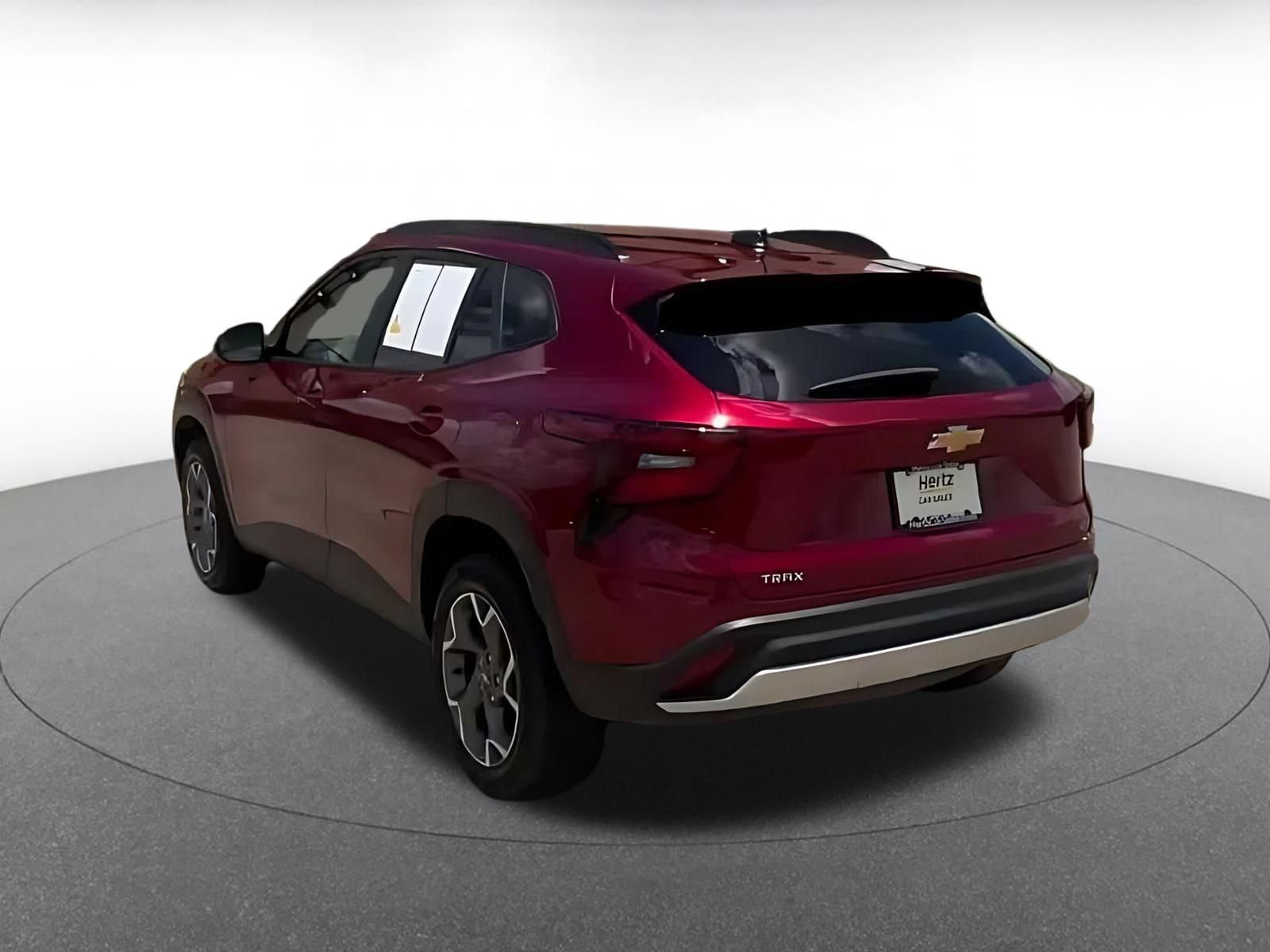Used 2025 Chevrolet Trax LT FWD image 8