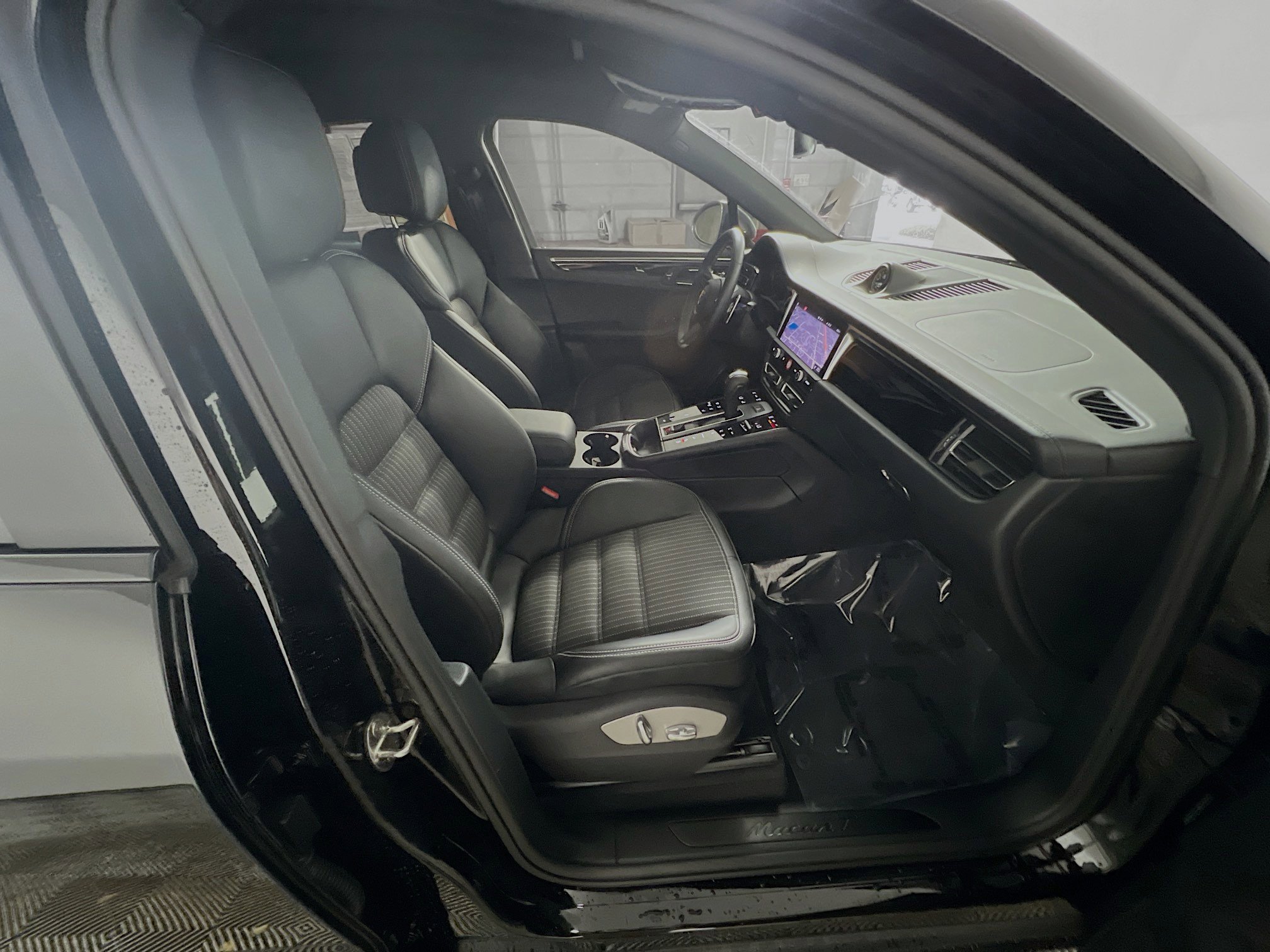 Used 2025 Porsche Macan Turbo image 31