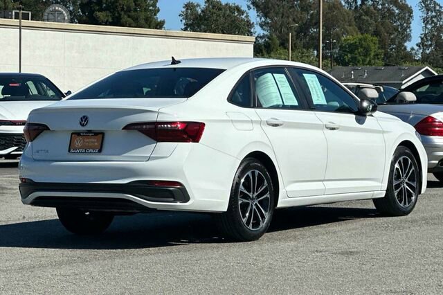 Used 2024 Volkswagen Jetta Sport image 4