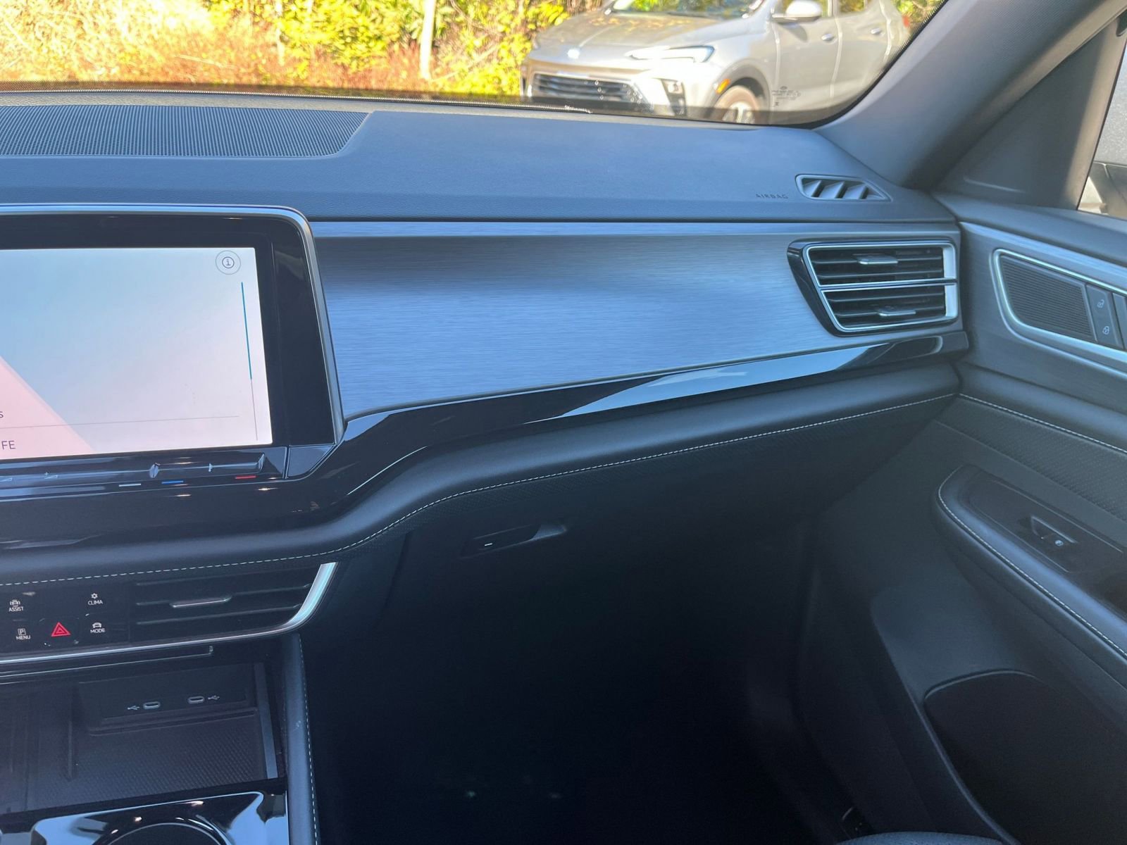 Used 2025 Volkswagen Atlas Cross Sport SE image 30