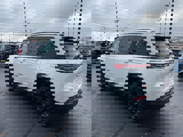 Used 2023 Jeep Grand Cherokee Limited w/ Black Appearance Package image 5