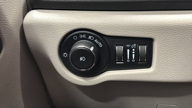 Used 2023 Chrysler Pacifica Touring-L FWD image 28