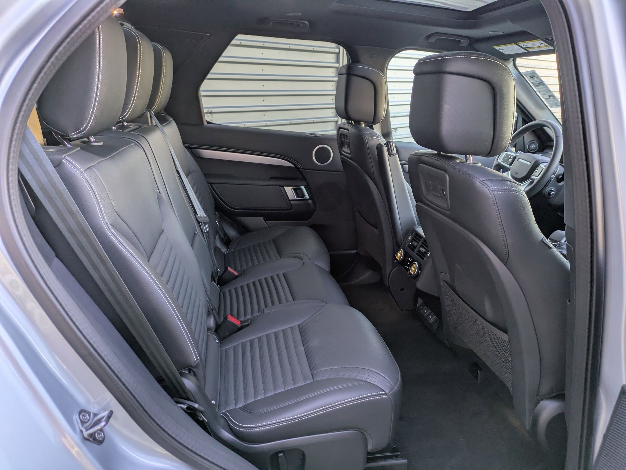 Used 2024 Land Rover Discovery Dynamic SE image 32