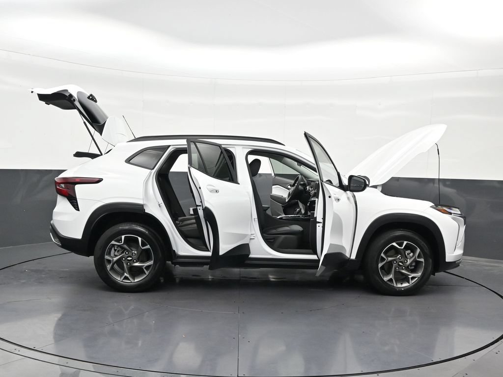 Used 2025 Chevrolet Trax LT FWD image 38