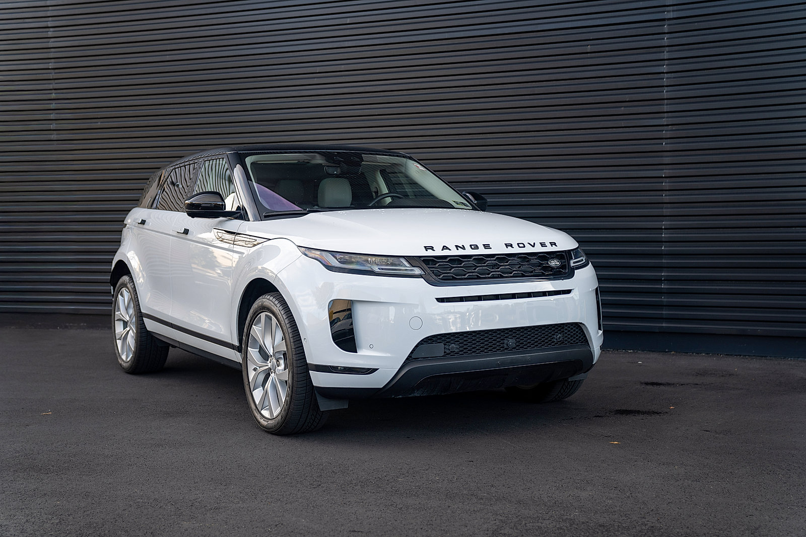 Used 2020 Land Rover Range Rover Evoque SE image 25
