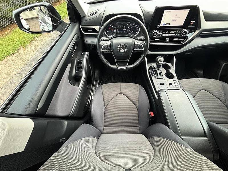 Used 2023 Toyota Highlander LE FWD image 11