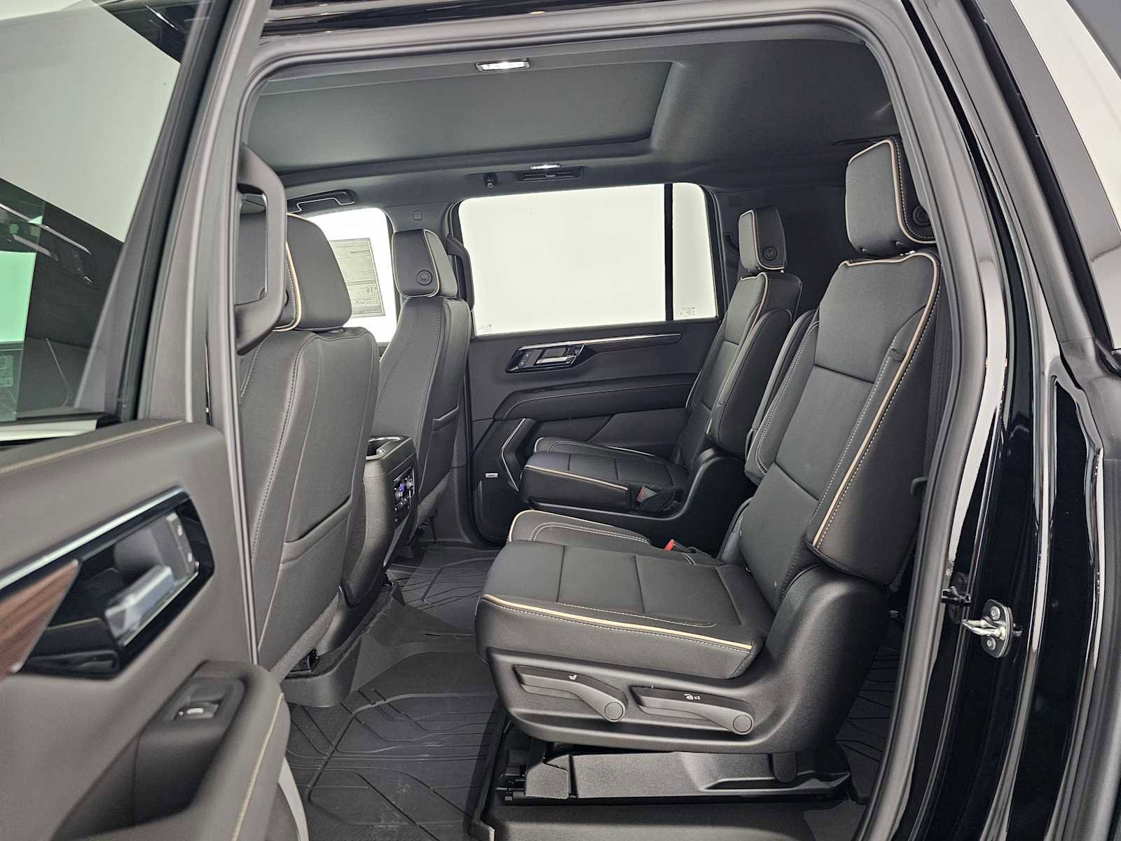 New 2026 Chevrolet Suburban Premier w/ Sun And Tow Package AWD/4WD image 18
