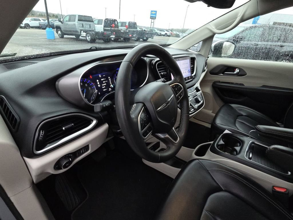 Used 2023 Chrysler Pacifica Touring-L image 14