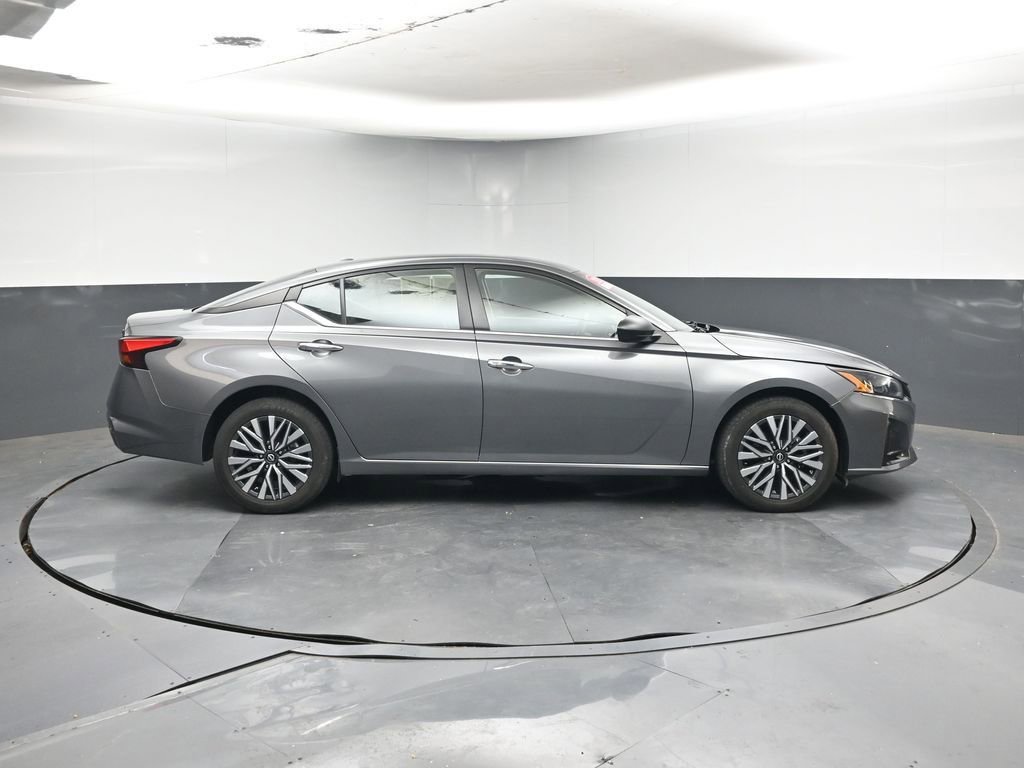 Used 2024 Nissan Altima 2.5 SV image 6