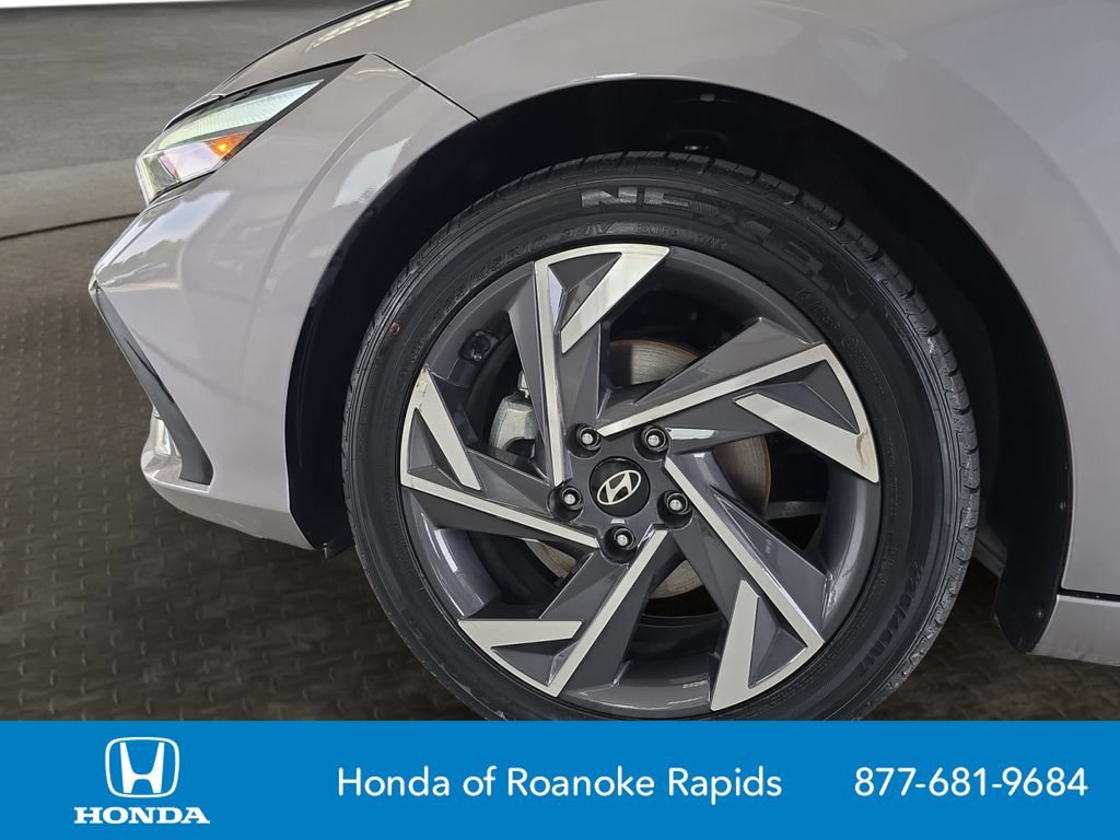 Used 2025 Hyundai Elantra Limited FWD image 9