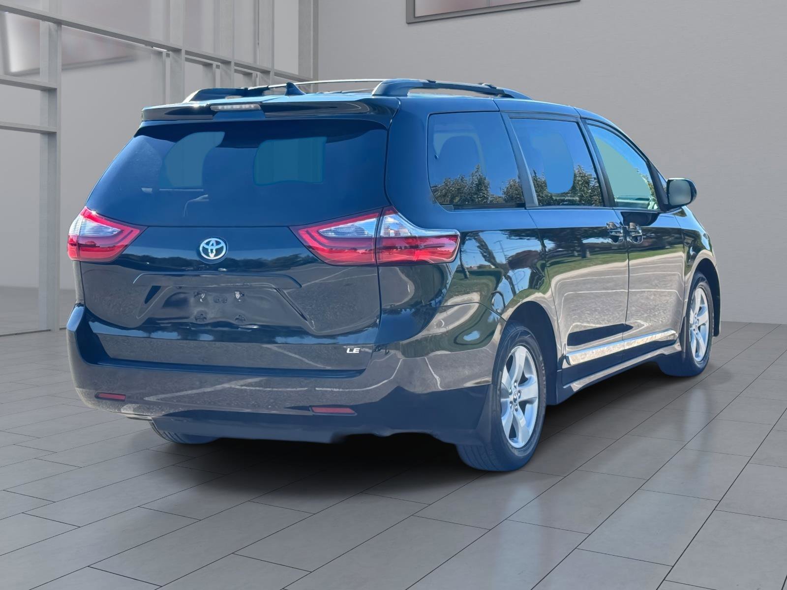 Used 2020 Toyota Sienna LE w/ Cargo Management Package image 5