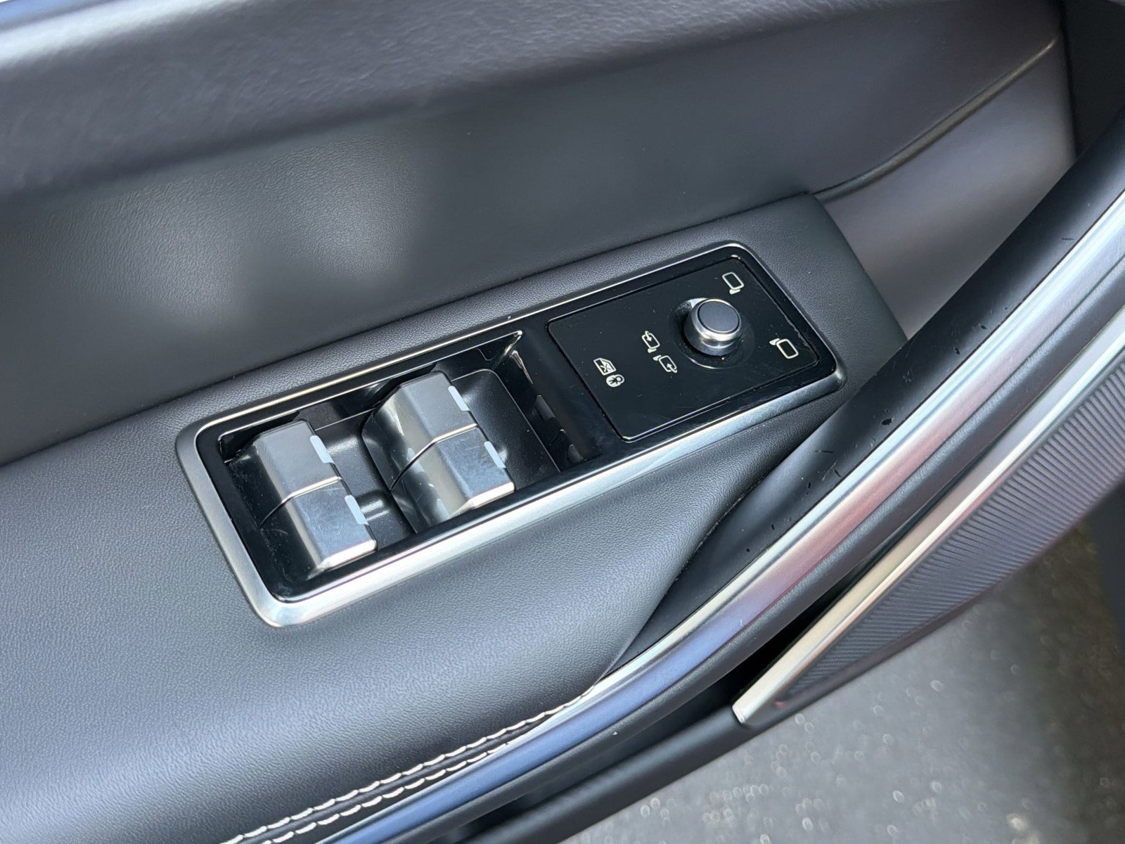 Used 2025 Jaguar F-PACE R-Dynamic S image 22