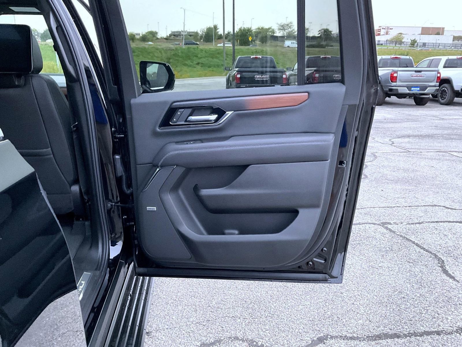 New 2026 GMC Yukon XL Denali w/ Denali Reserve Package image 17