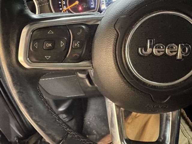 Used 2018 Jeep Wrangler Unlimited Sahara w/ Dual Top Group AWD/4WD image 22