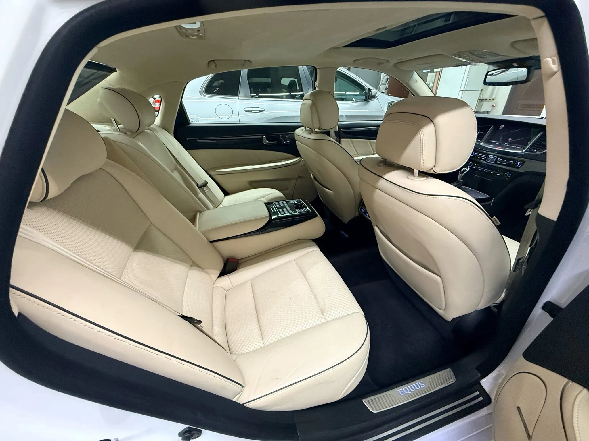 Used 2014 Hyundai Equus Signature RWD image 23