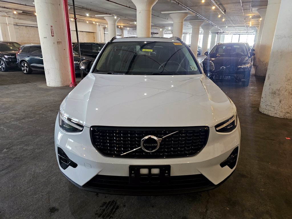 Certified 2025 Volvo XC40 B5 Ultra AWD/4WD image 6