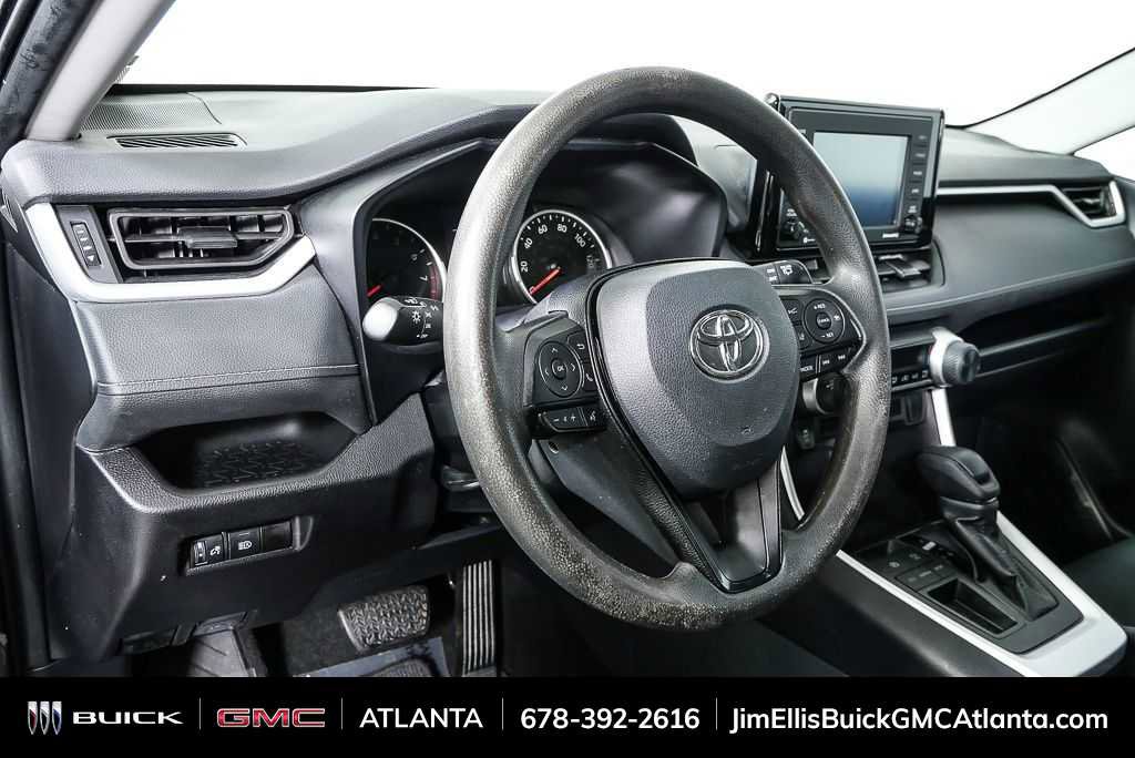 Used 2021 Toyota RAV4 LE image 4