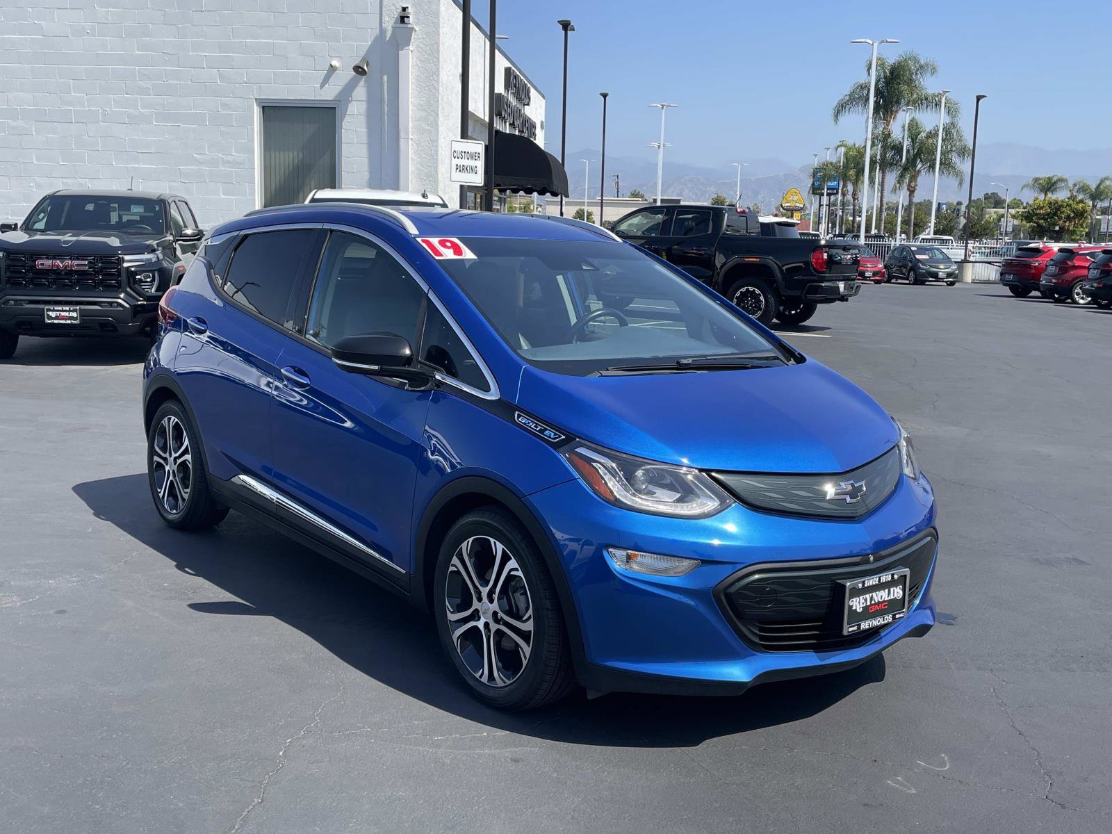 Used 2019 Chevrolet Bolt Premier w/ Infotainment Package FWD image 3