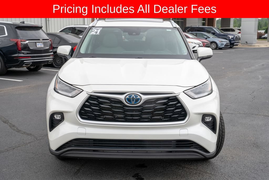 Used 2021 Toyota Highlander XLE FWD image 2