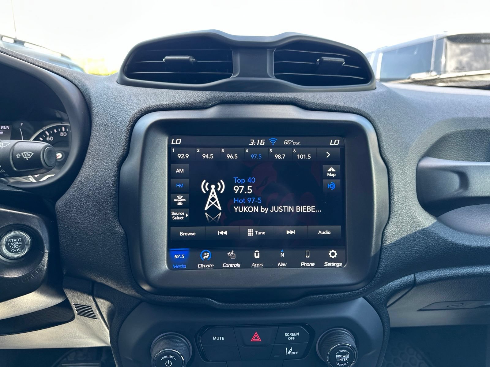 Used 2023 Jeep Renegade Latitude w/ Premium Group AWD/4WD image 45