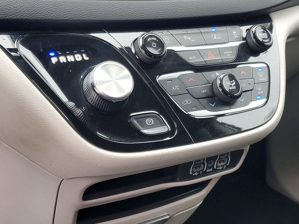 Used 2024 Chrysler Pacifica Touring-L image 21