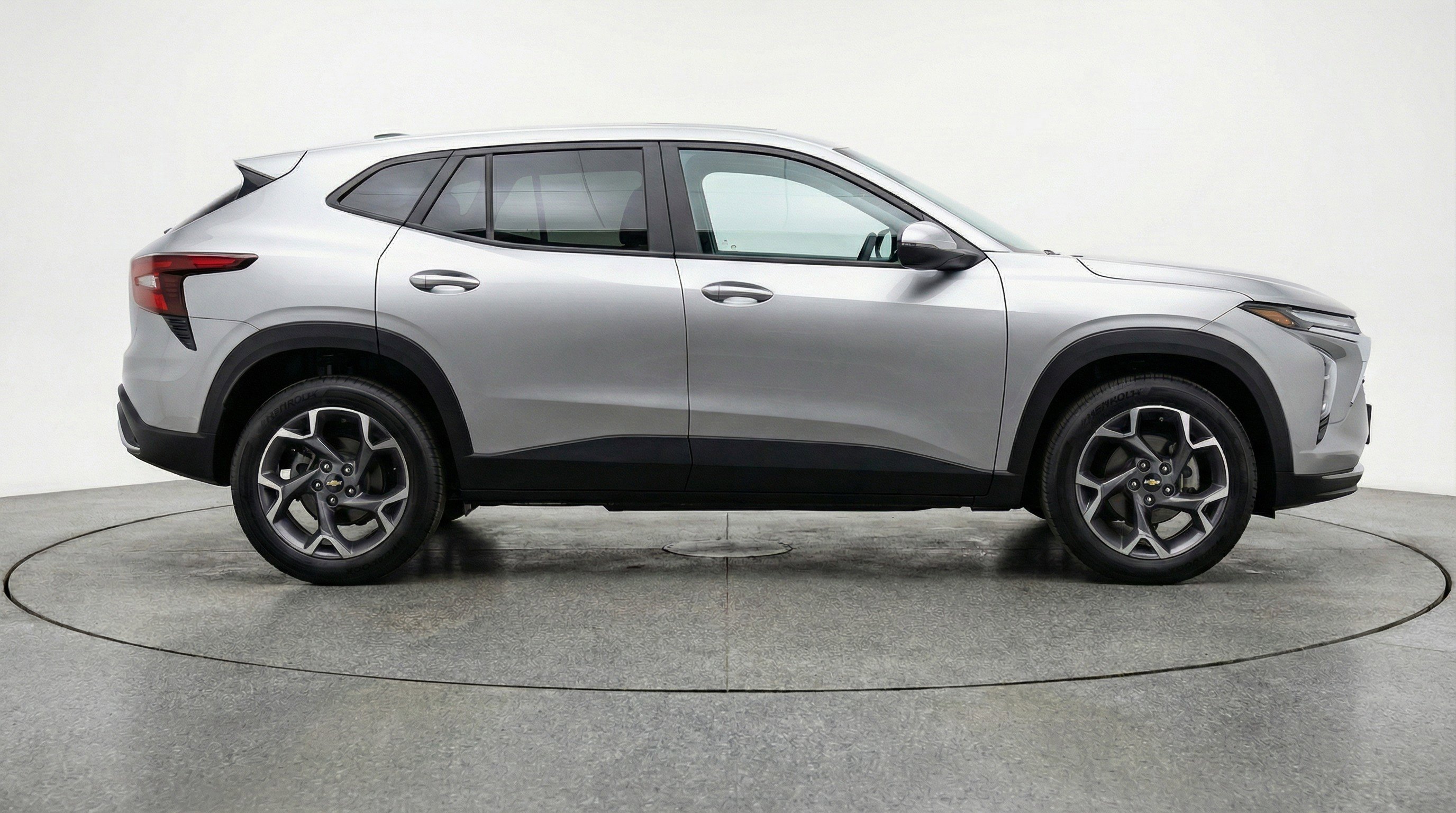 Used 2025 Chevrolet Trax LT FWD image 11