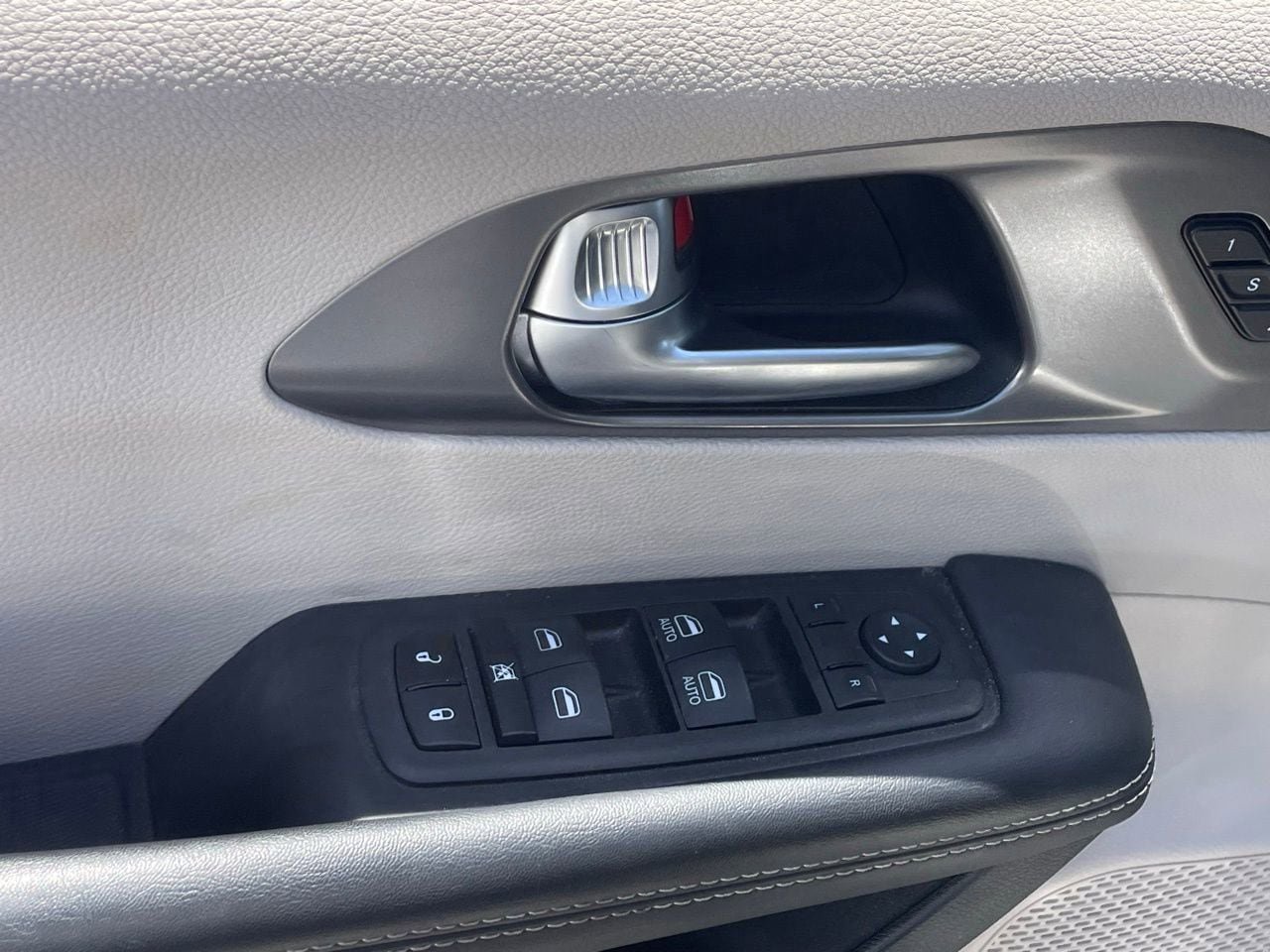 Used 2023 Chrysler Pacifica Touring-L FWD image 6