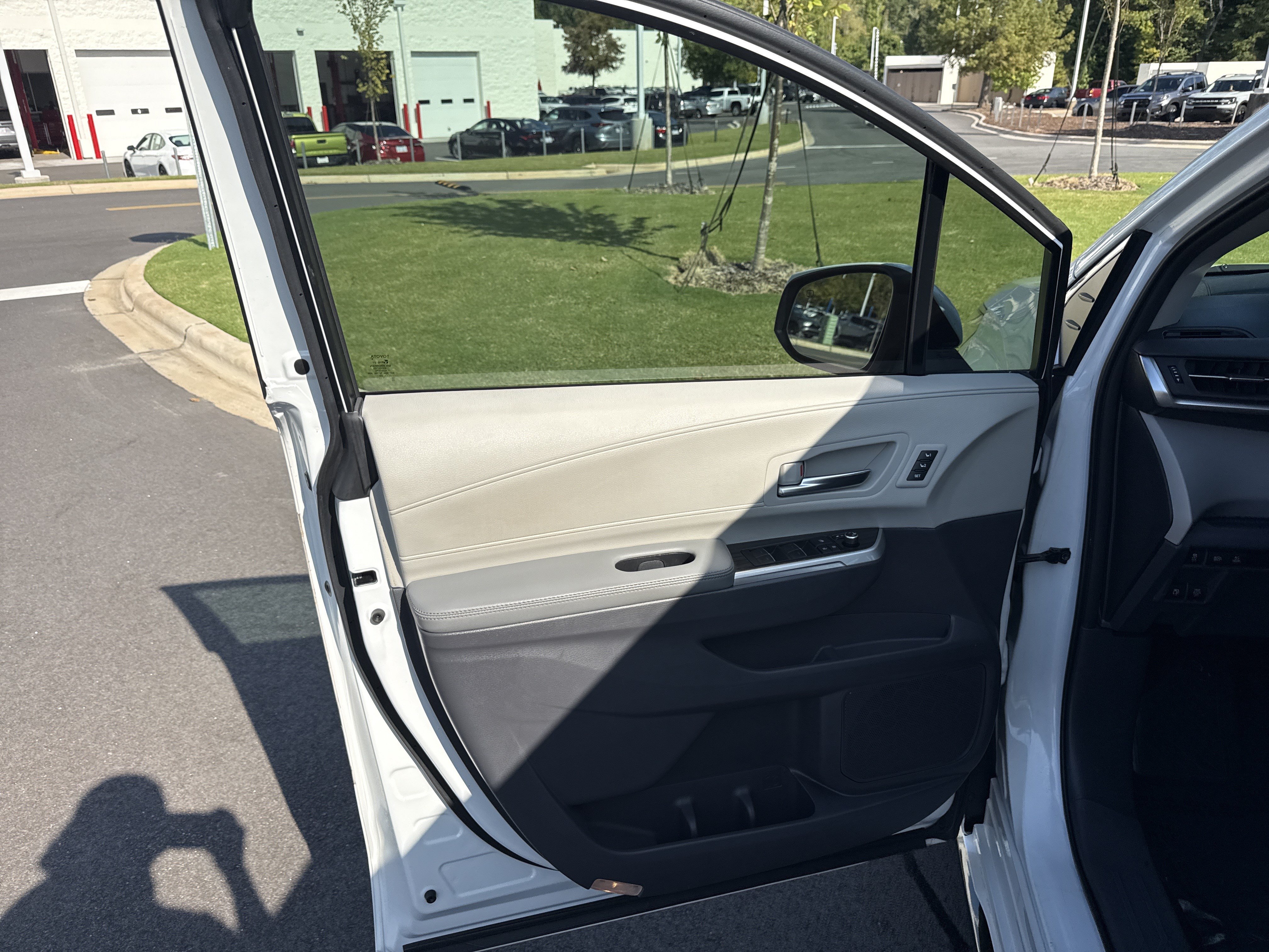 Used 2023 Toyota Sienna Limited FWD image 14