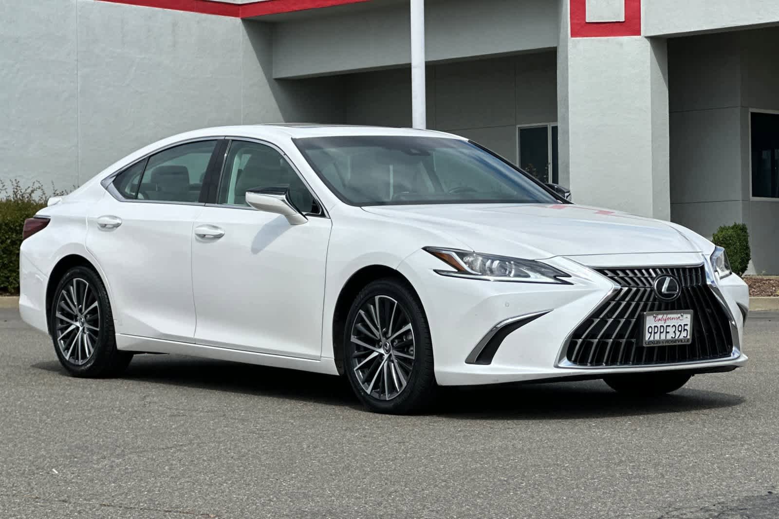 Used 2025 Lexus ES 300h w/ Premium Package FWD image 5