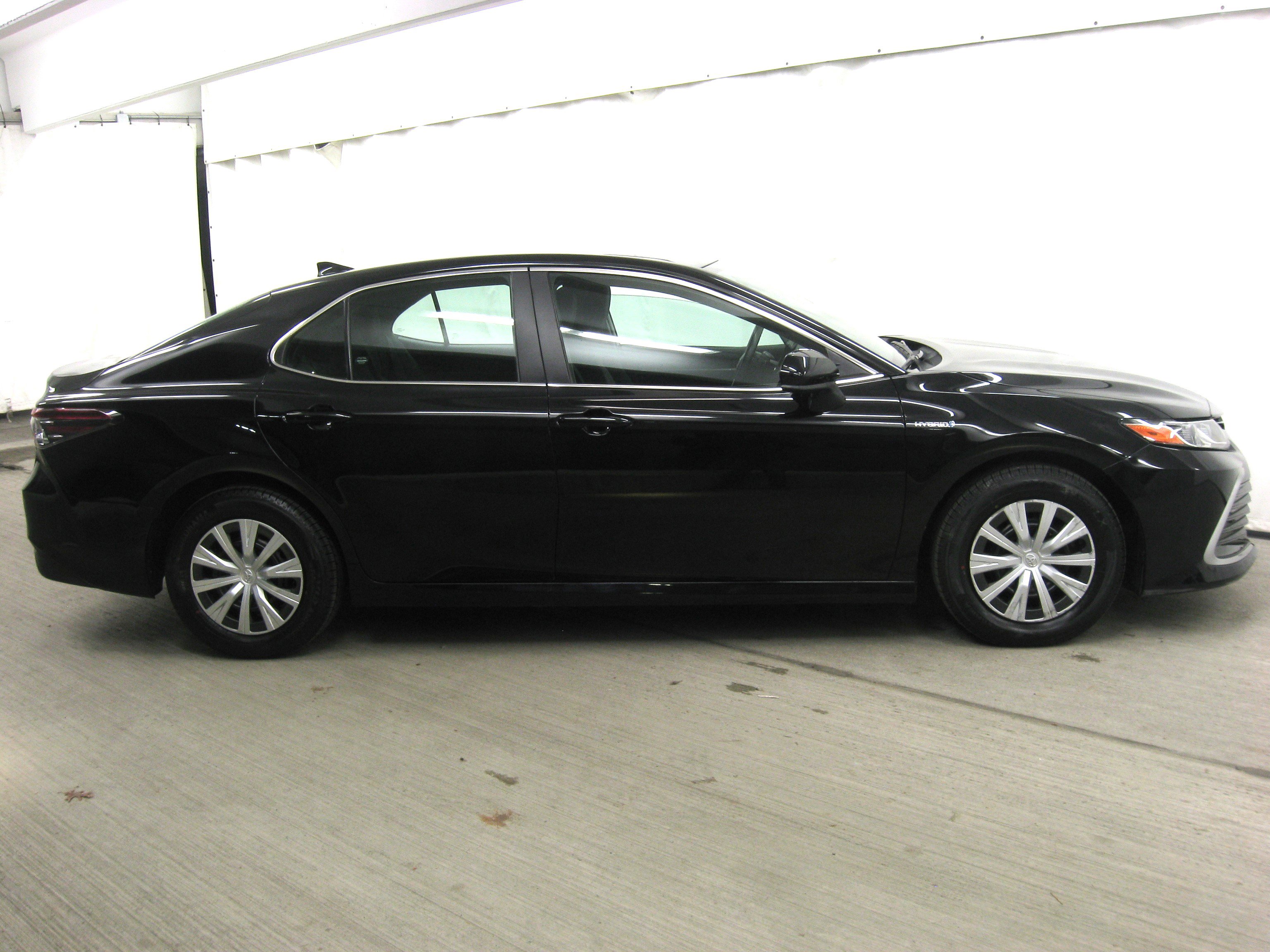 Used 2021 Toyota Camry LE image 4